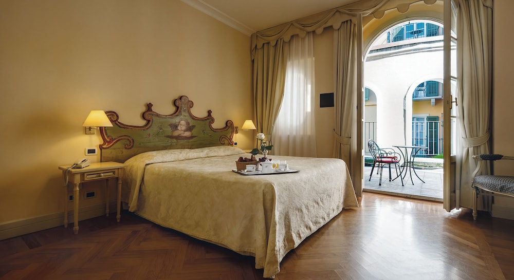 King Room Partial Lake View