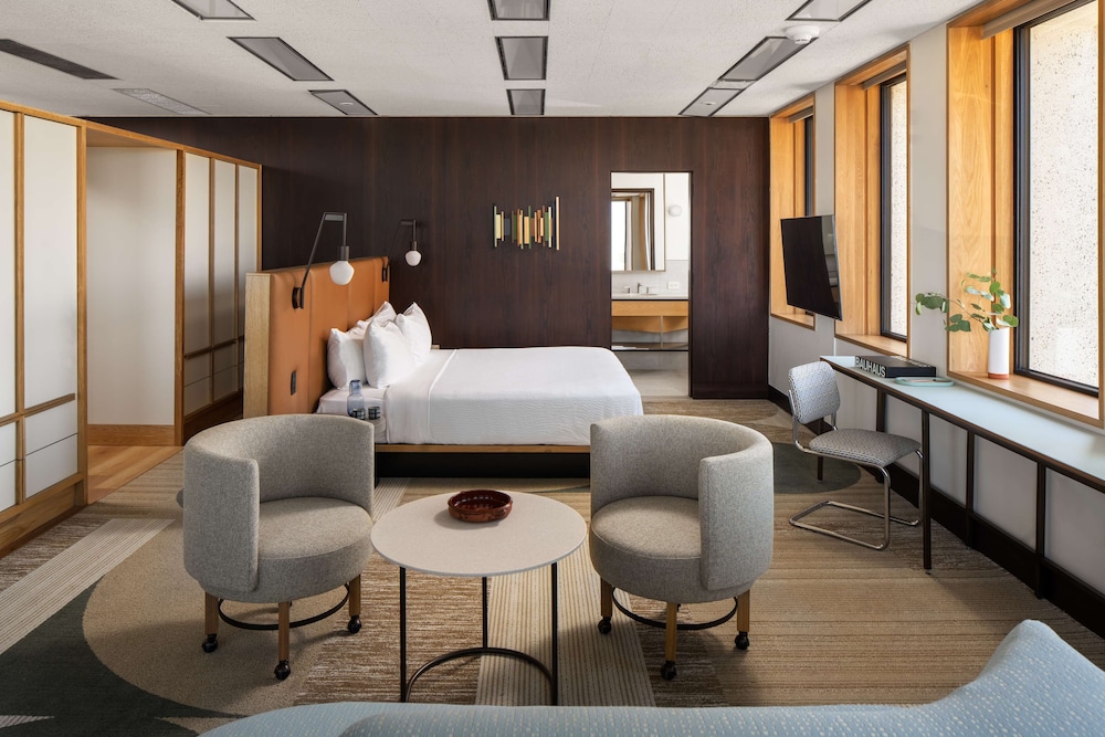 Suite, 1 King Bed, Accessible, Bathtub - Photo 7