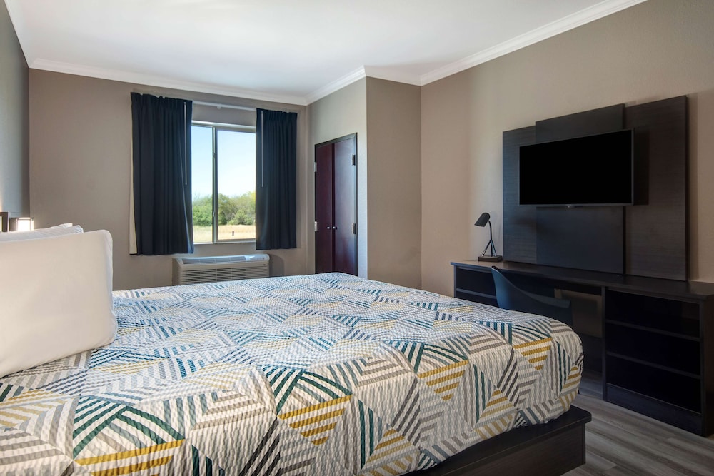 Deluxe Suite, 1 King Bed, Non Smoking photo 1