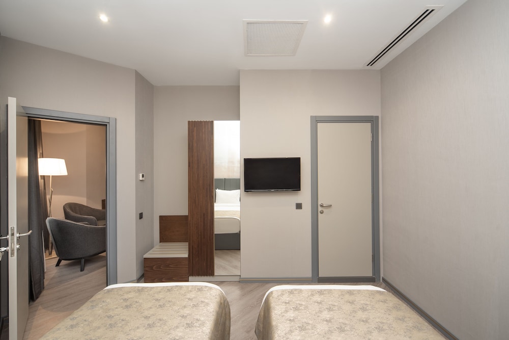 Family Suite, Multiple Beds, Non Smoking photo 3
