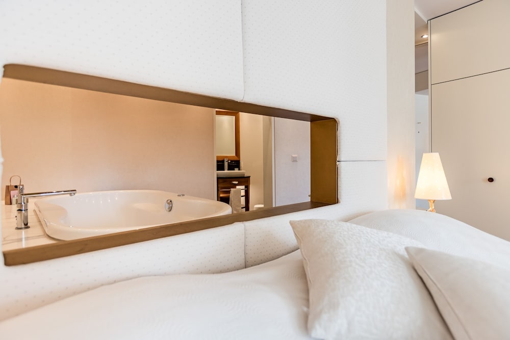 Suite, Hot Tub, River View (with Balcony) - Photo 2