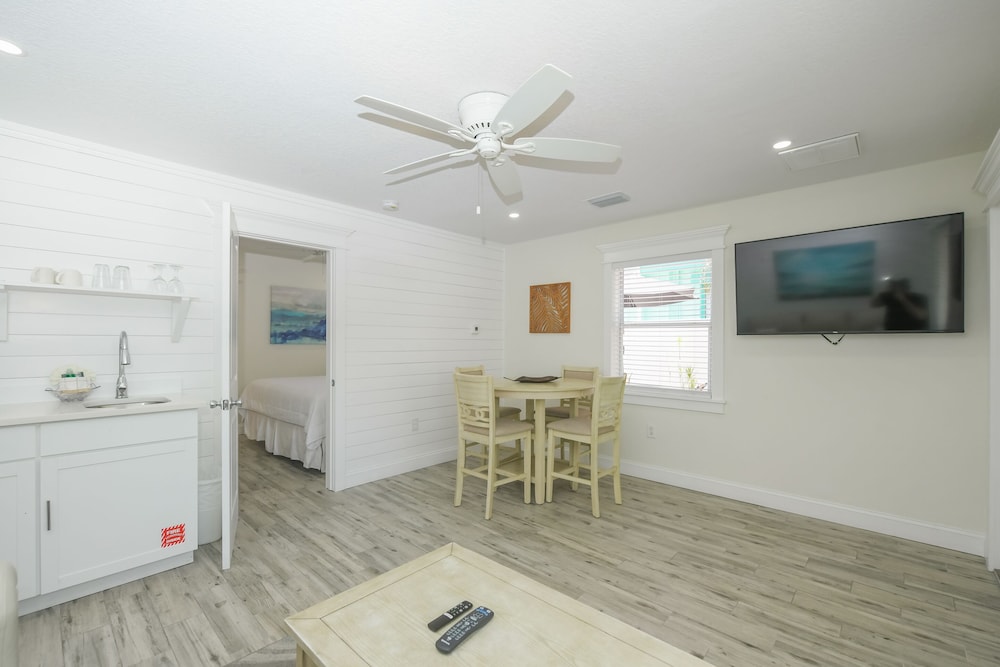 Suite - Photo 10