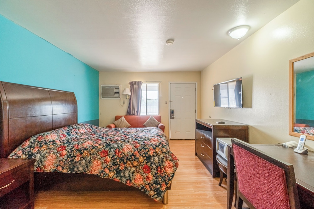 Queen Bed Accessible photo 2