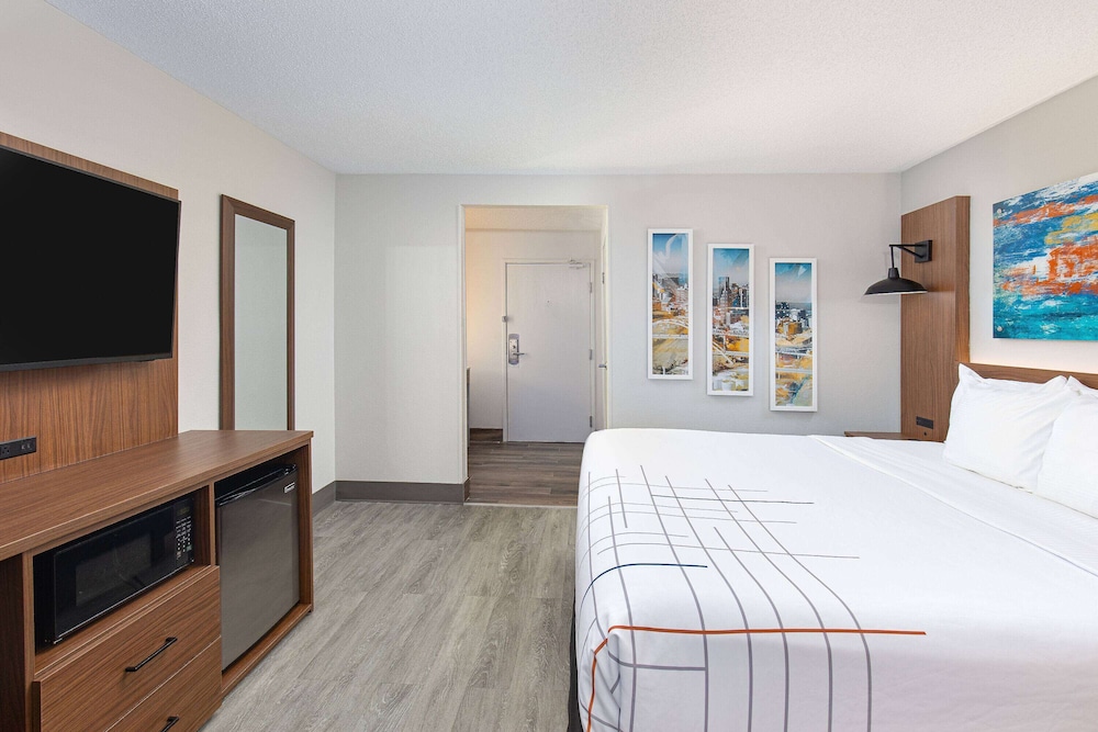 Room, 1 King Bed, Non Smoking - Photo 8