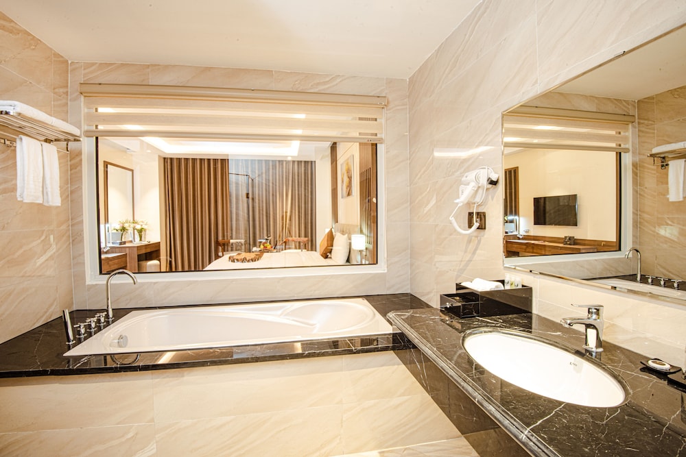 Executive King Room - Photo 7