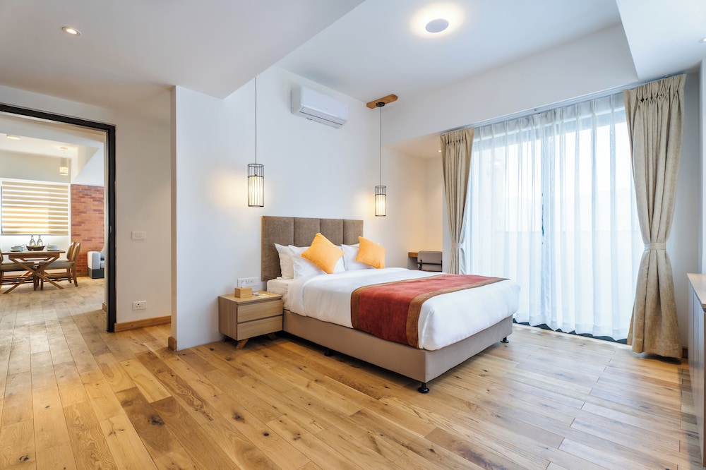 Executive Suite - Photo 3
