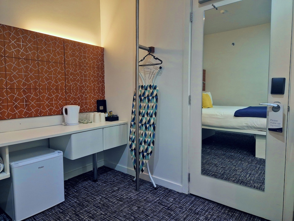 Family Room, Multiple Beds (City Urban) thumbnail 6