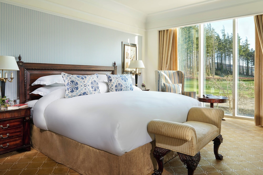 Deluxe Room, 1 King Bed, Mountain View - Photo 1
