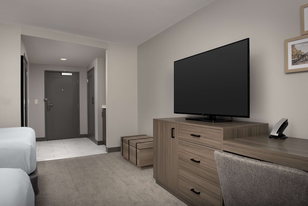Room, 2 Queen Beds, Accessible (3x3 Shower) - Photo 4