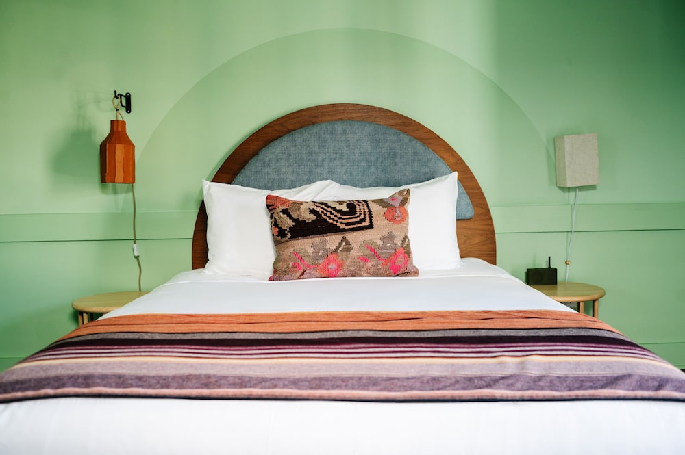 Double Queen Suite (24/7 Front Desk) - Photo 7