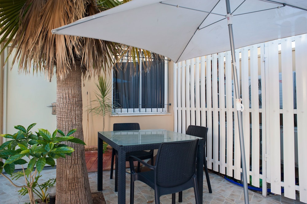 Studio, Kitchenette, Garden Area photo 2