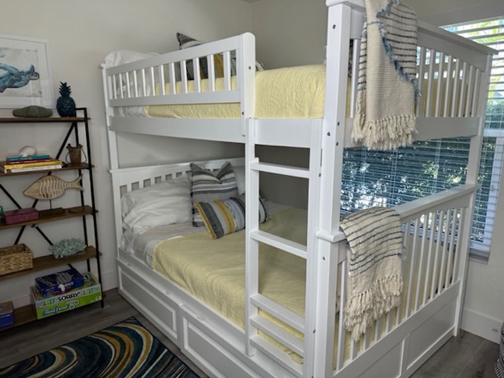 Downtown Premier 3 Bedroom 2 Bath Bungalow Non Smoking
