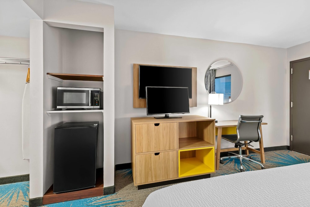 Room, 1 King Bed, Non Smoking - Photo 3