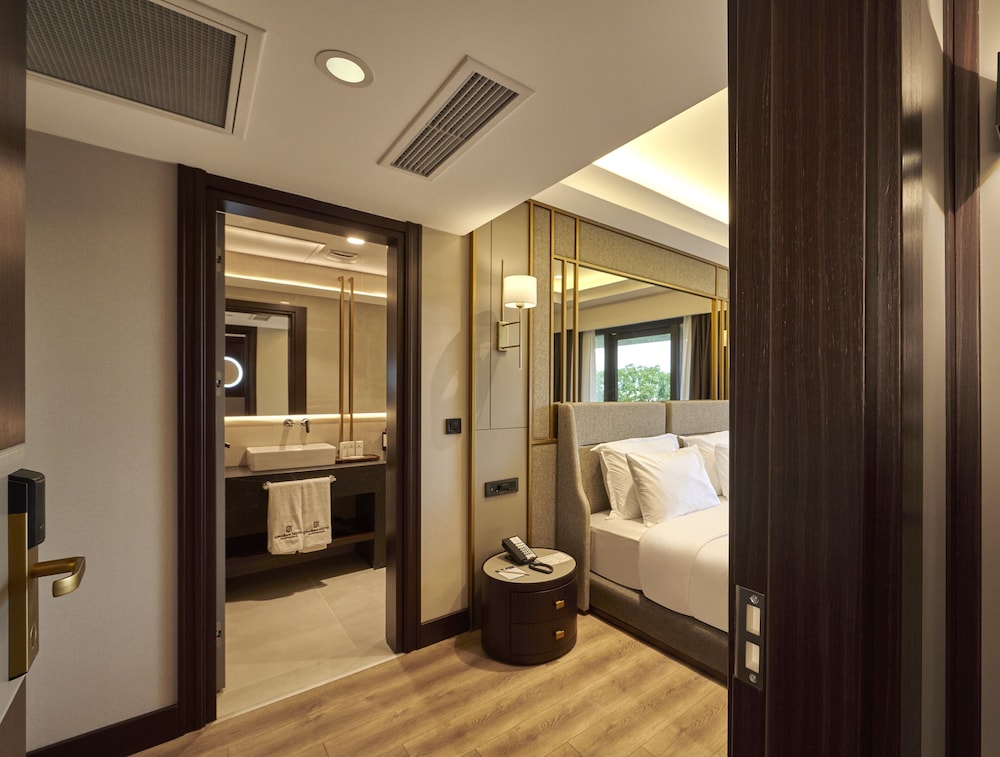 Deluxe Room, Partial Sea View photo 3