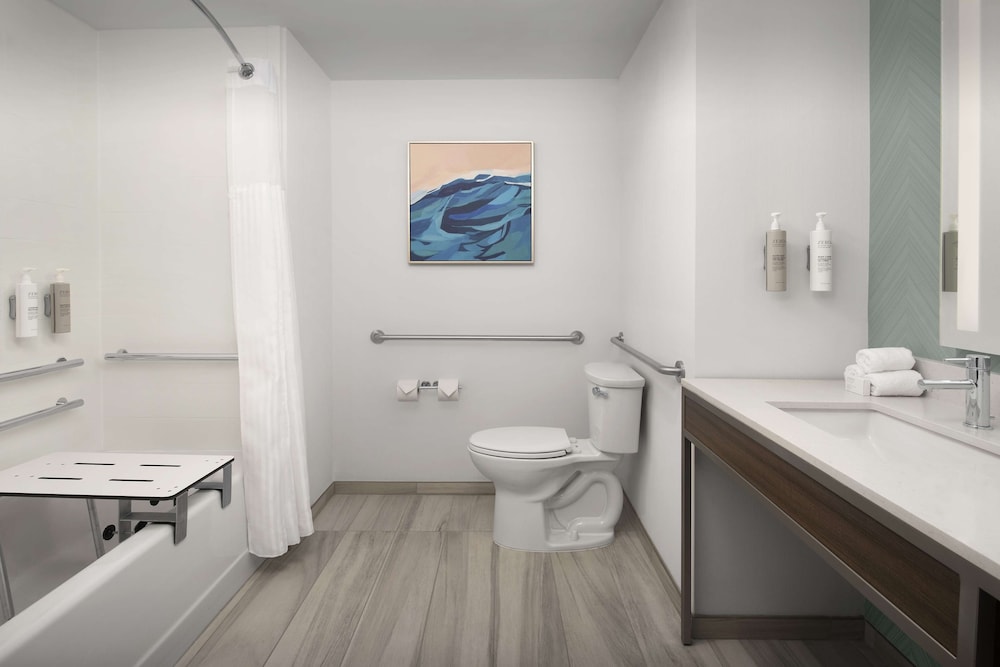 Room, 2 Queen Beds, Accessible, Bathtub - Photo 5