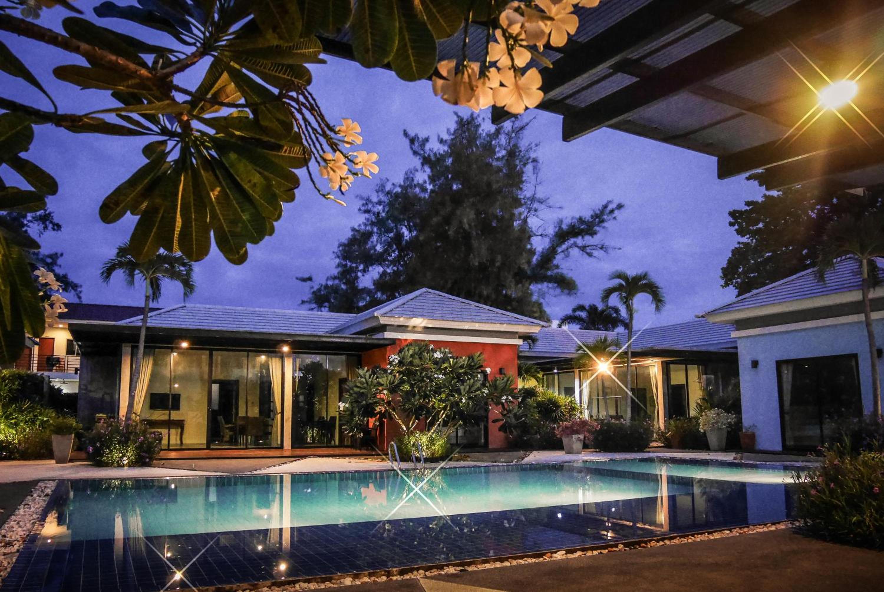 Deluxe Three-Bedroom Villa with Pool View photo 2