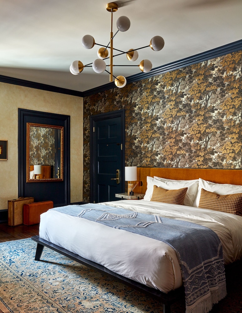 King Salon, 1 King Bed (The Ruby, Floor 4) thumbnail 5