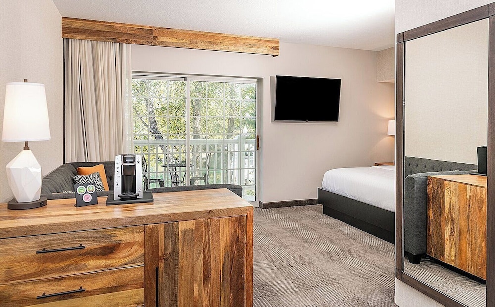 Deluxe Room, 1 King Bed, Courtyard View - Photo 3
