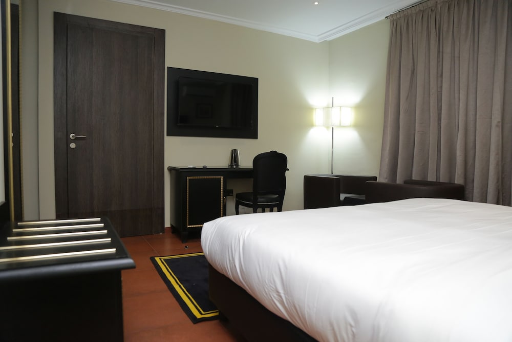 Signature Suite - Photo 2