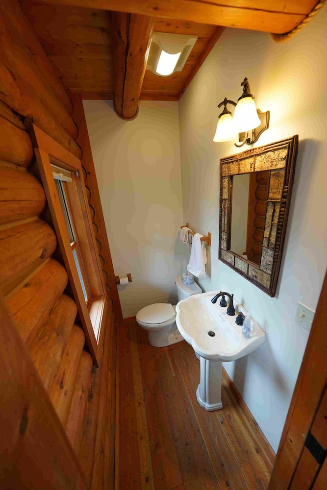Family Townhome, 3 Bedrooms, Balcony, Partial Lake View photo 3