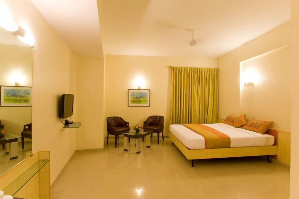 Premium Suite, 1 Queen Bed, Private Bathroom, City View photo 2