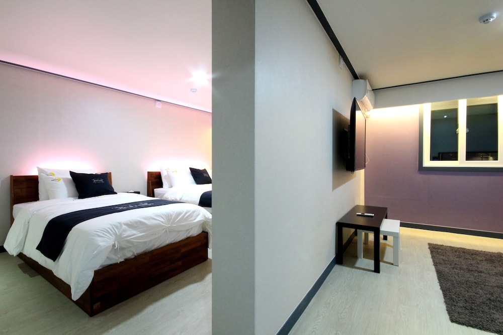 Suite - Photo 1