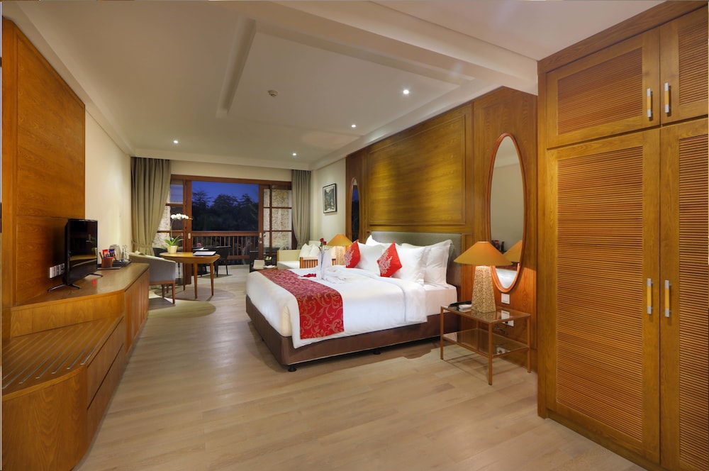 Deluxe Room, 1 King Bed, Balcony, Pool View photo 3