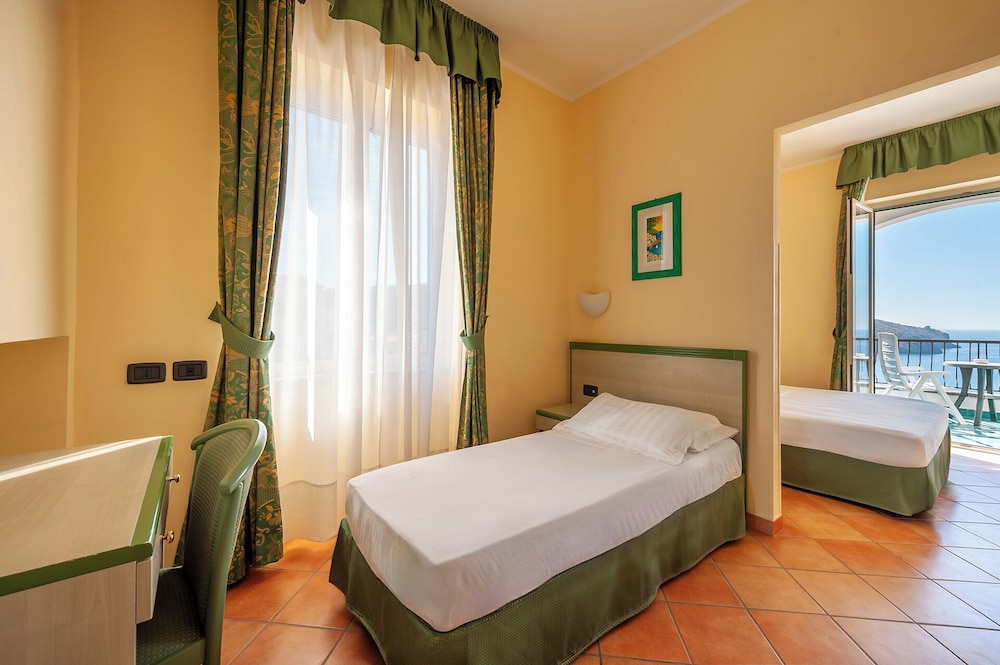 Family Room, Multiple Beds, Terrace, Sea View photo 1