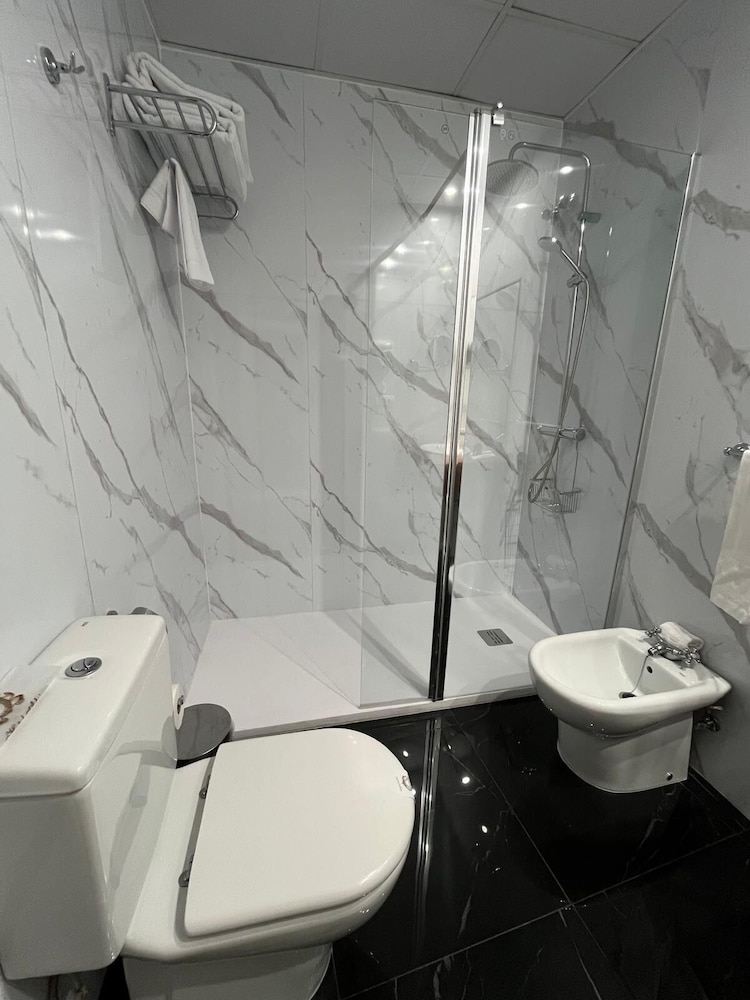 Standard Twin Room - Photo 3