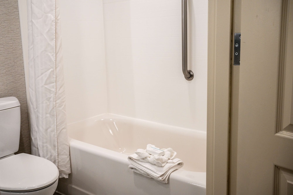 2 Queen Bed 1 Bedroom Suite with Bath Tub & Pullout Sofa - Photo 9