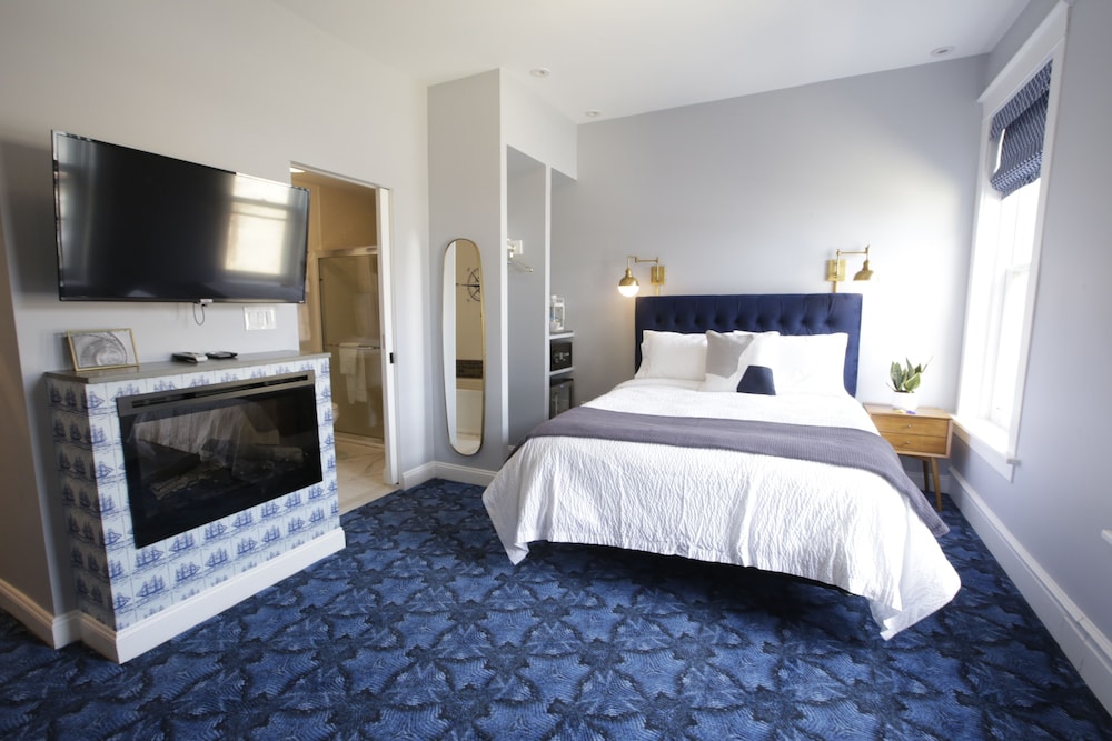 Deluxe Room, 1 Queen Bed (204)