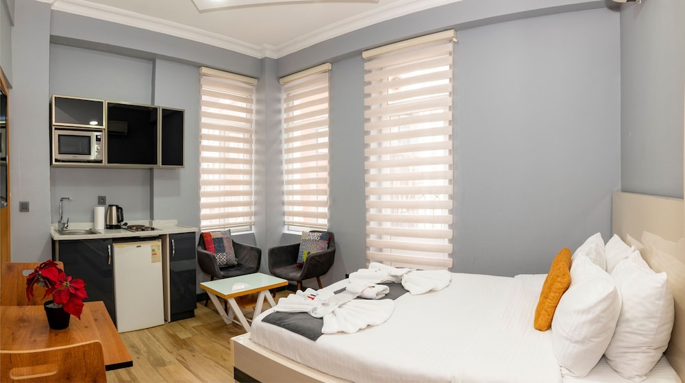 B) Standard Suite photo 2