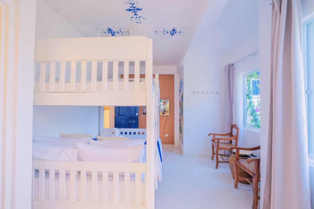 Premier Quadruple Room - Photo 16