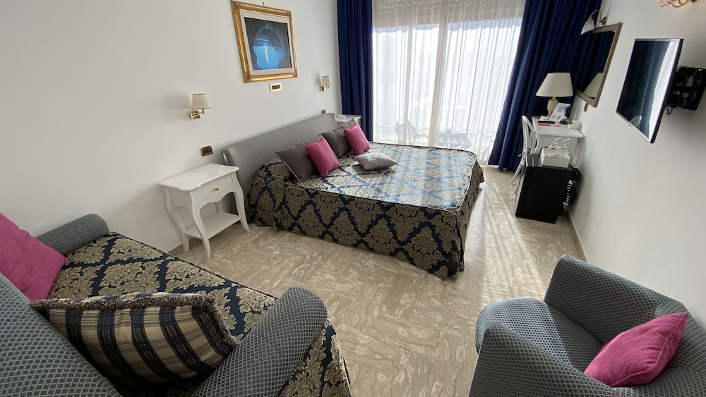 Junior Suite, Pool View - Photo 3