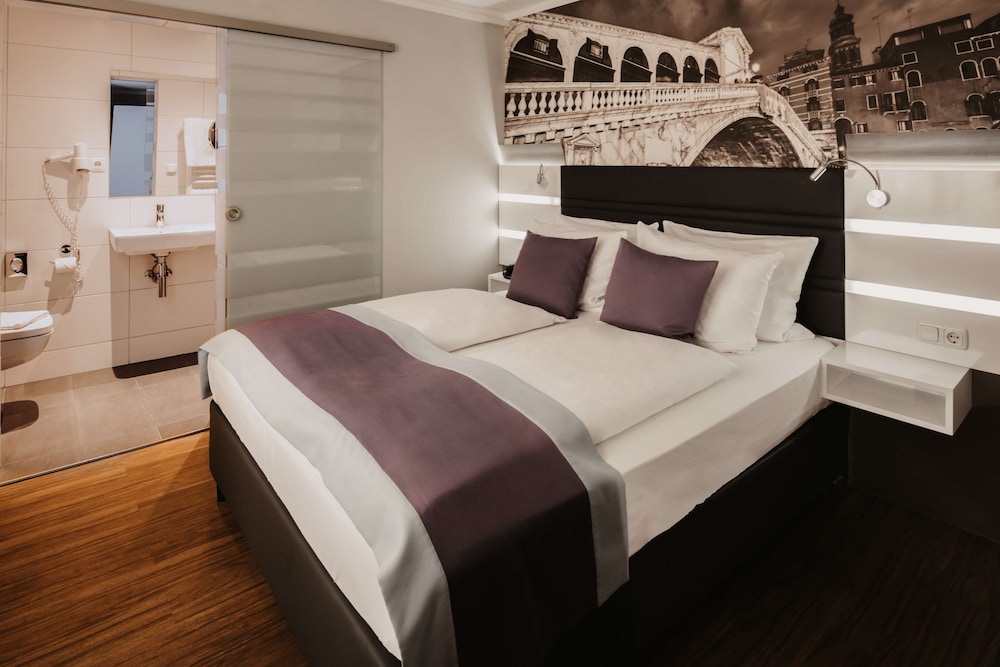 Apartment, 1 King Bed, Balcony (Kitchenette) photo 2
