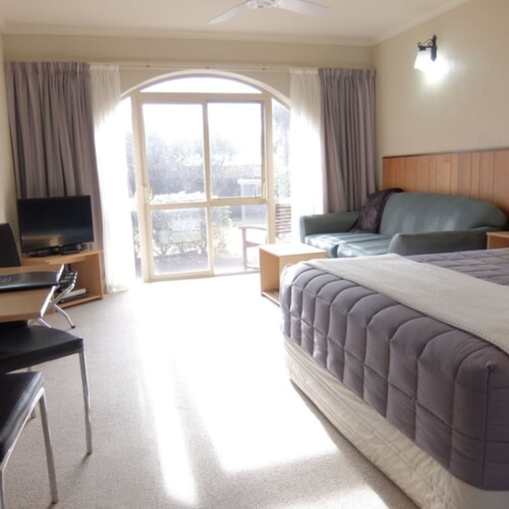 Family Suite, 1 Bedroom, Non Smoking, Pool Access photo 2