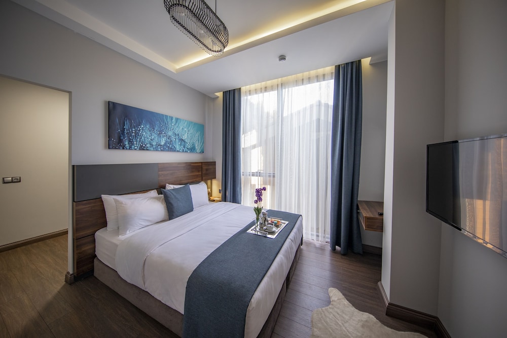 Executive Suite with Balcony and Sea View - Photo 3