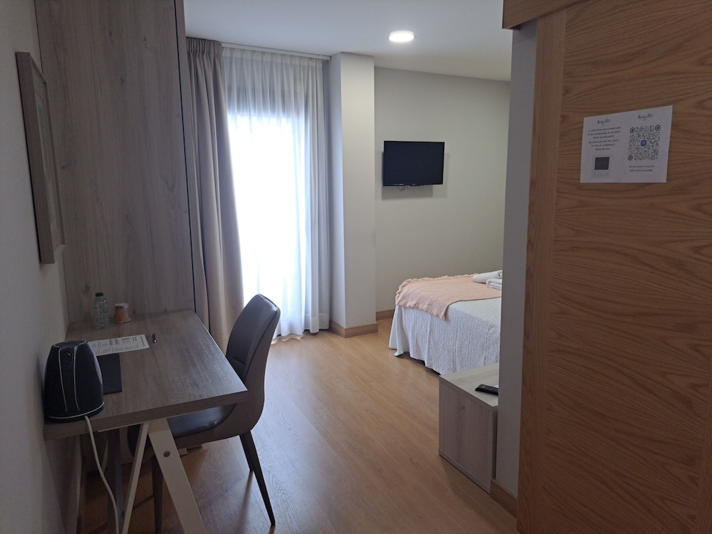 Deluxe Double Room, 1 Queen Bed, Private Bathroom - Photo 9