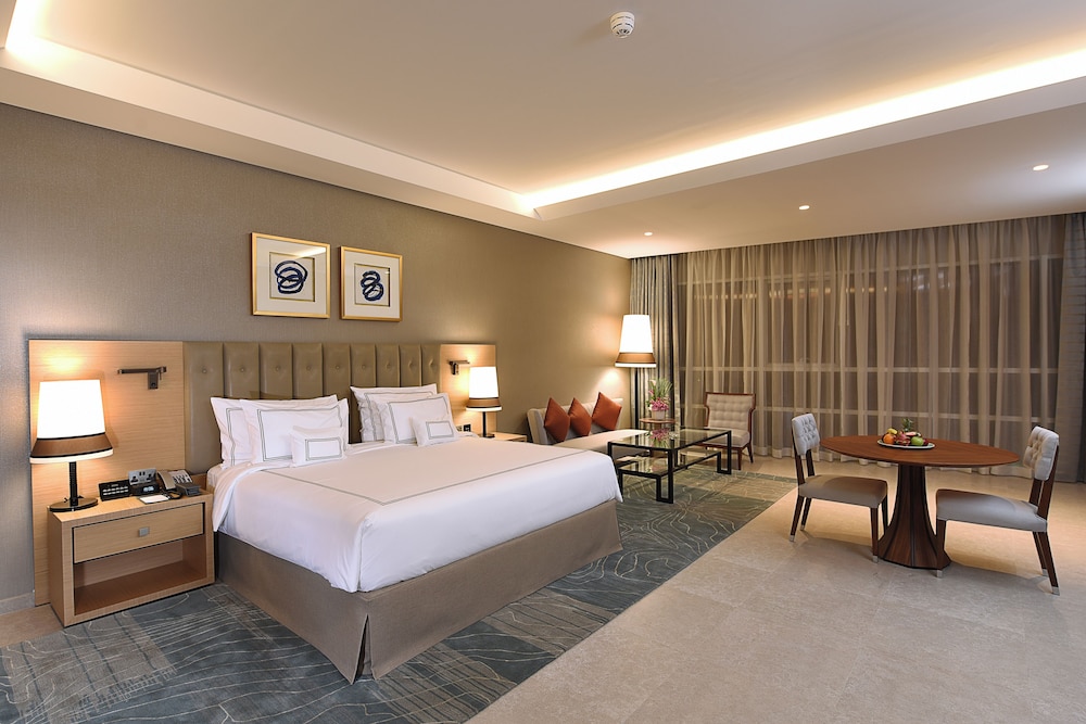 Executive Suite - Complimentary Luxury Transfers to Jumeirah Beach and Mall of Emirates