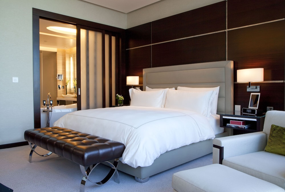 Club Room, 1 King Bed (Manor King Waterfront View)