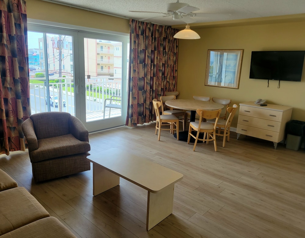 Standard Triple Room, Balcony, Partial Ocean View photo 3