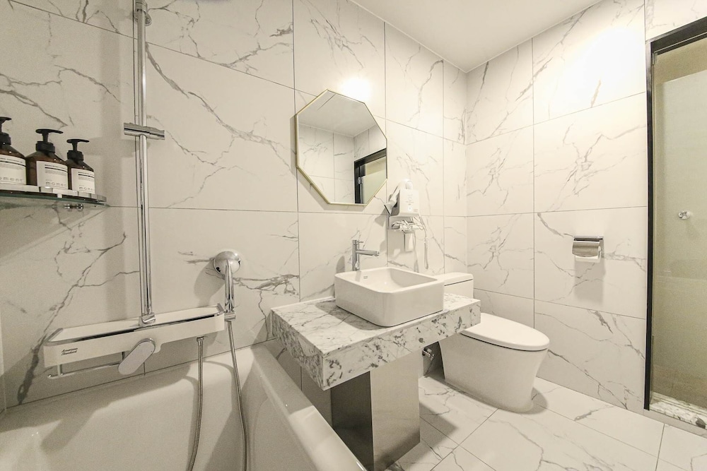 Prestige Table / Free Ramyeon, Table, Styler, Netflix, Free Laundry & Dry, Free Amenities - Photo 2