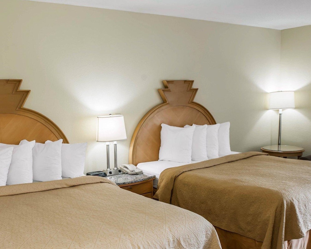 Standard Room, 2 Queen Beds - Photo 2