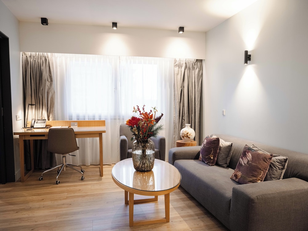 Signature Suite, 1 King Bed with Sofa bed, City View photo 3