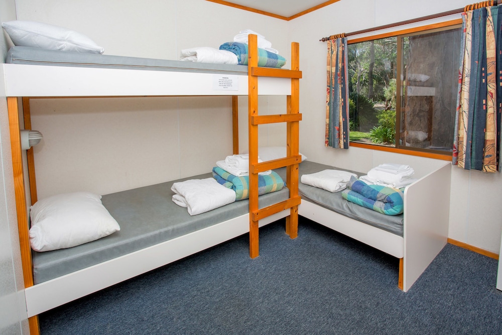 Cottage Cabin - 1 Queen, 1 Bunk and 1 Single photo 3