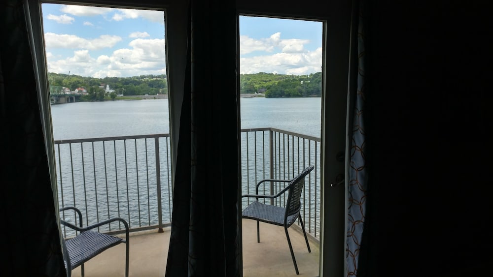 Deluxe Room, 1 King Bed, Non Smoking, Patio photo 2