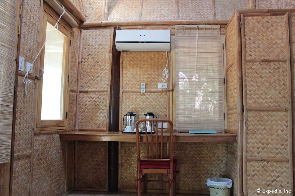 Beachfront Cottage with Aircon photo 3