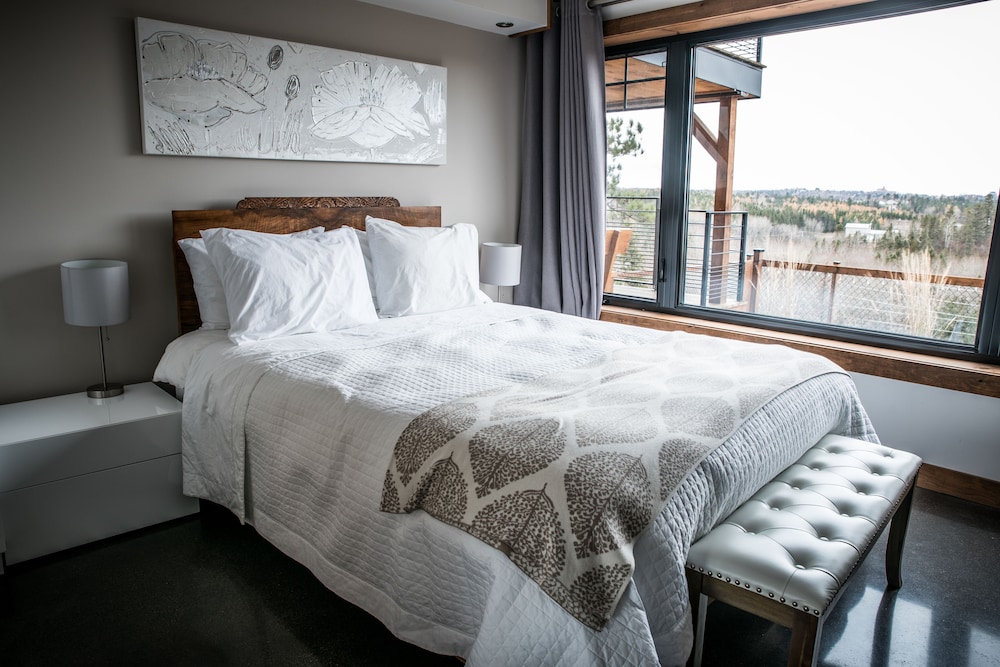 Room, 1 Queen Bed (Chic)