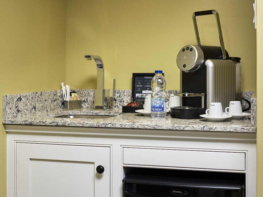 Officers Suite photo 3