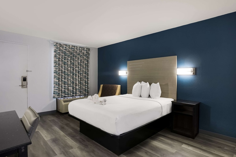 Room, 1 Queen Bed, Accessible, Non Smoking (Accessible Tub) photo 2